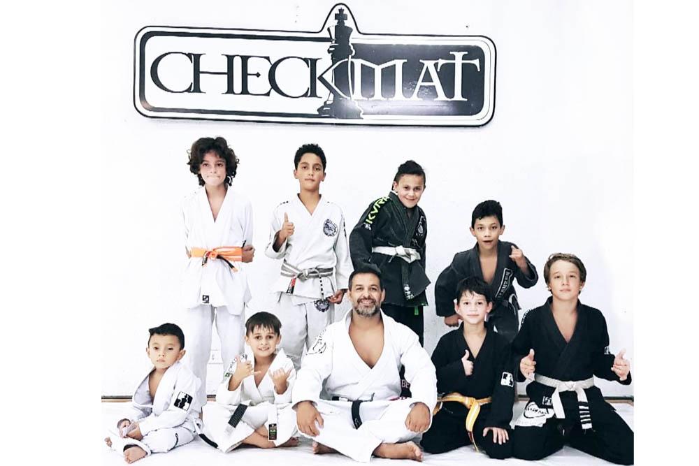 Alunos kids e professor no tatame